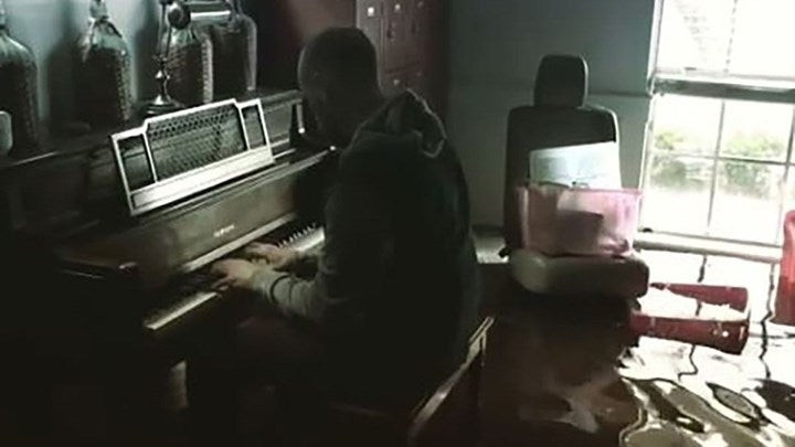 Νότα αισιοδοξίας – Παίζει πιάνο στο πλημμυρισμένο σπίτι του στο Τέξας (βίντεο)